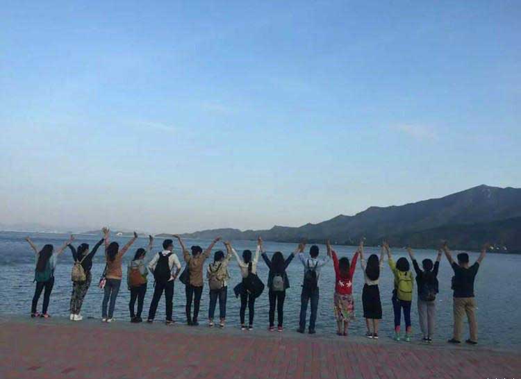 小桂人面向大海.jpg